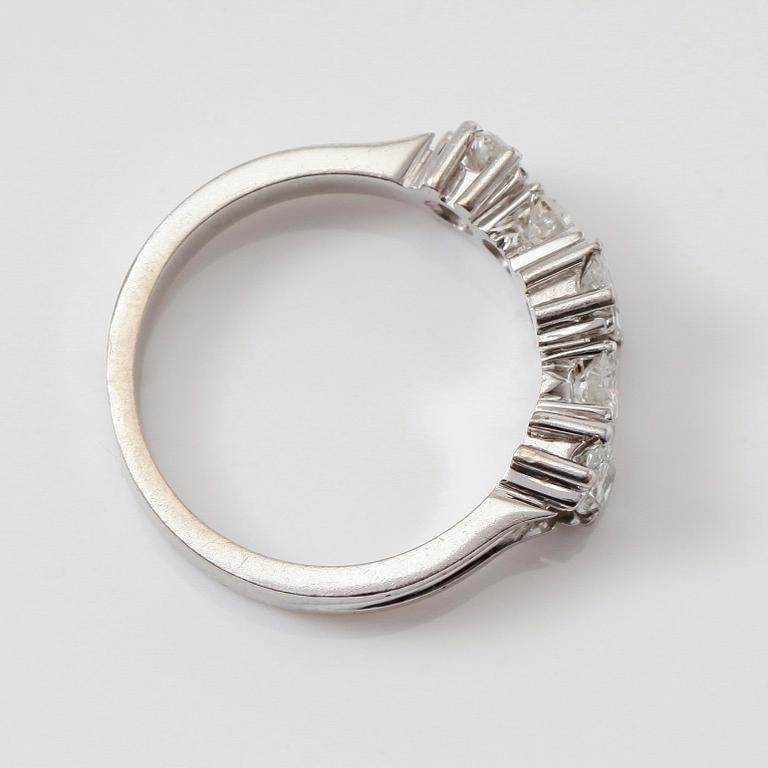 RING, 18K vitguld och olikslipade diamanter tot ca 1.10 ct.