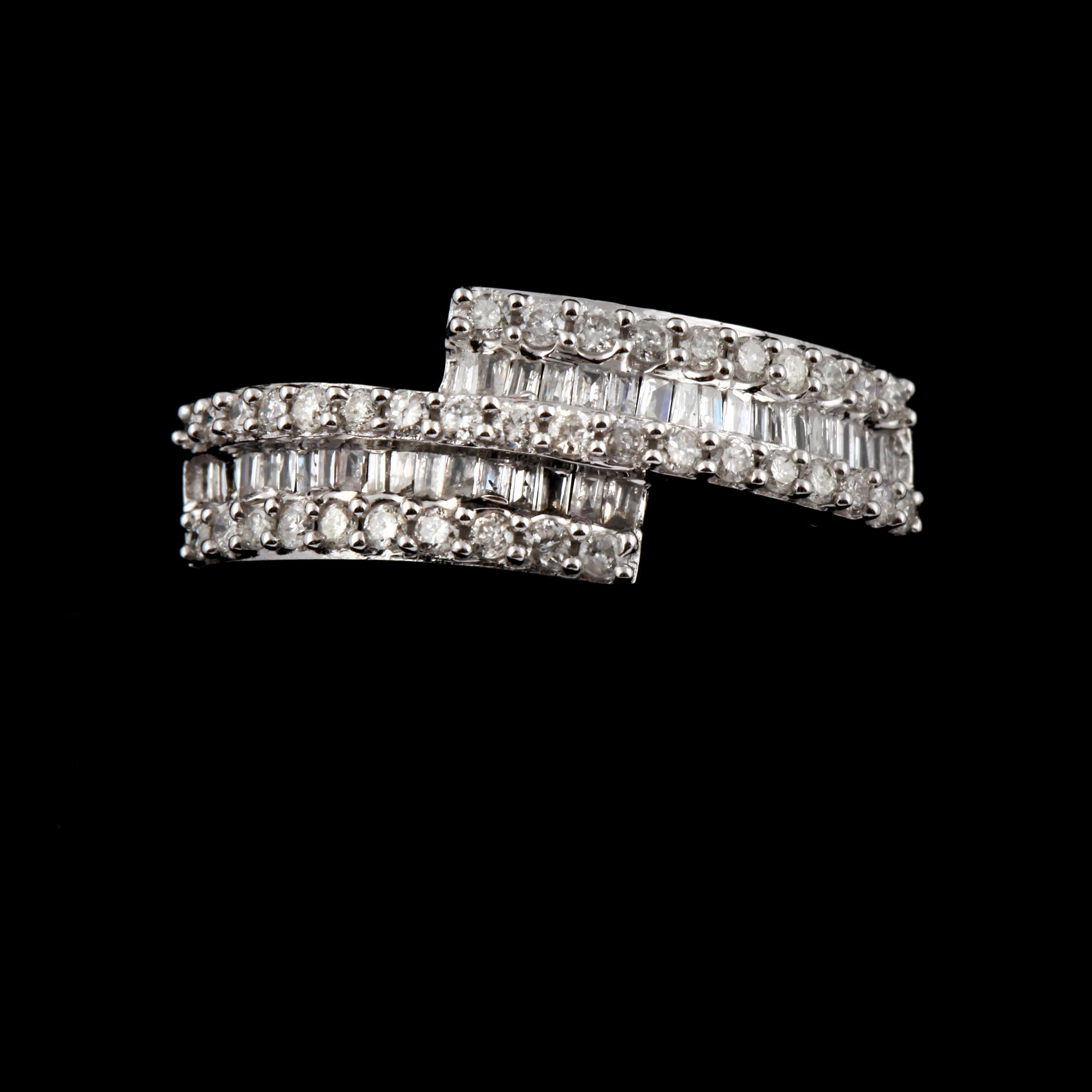RING, 18k vitguld med briljant och baguettslipade diamanter,0.48 ct. Vikt 3,0 g.