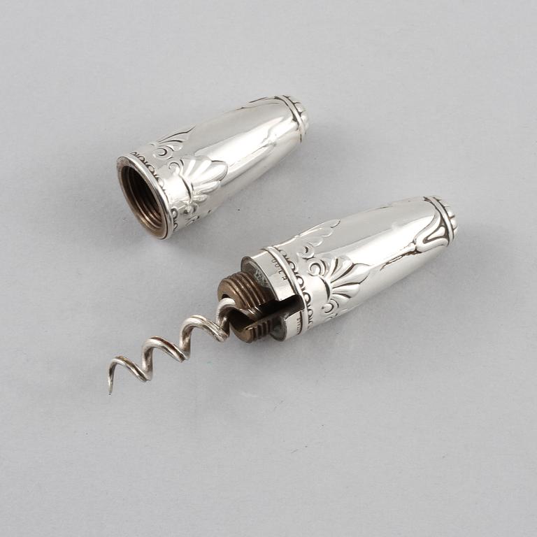 RESEKORKSKRUV, hölje i stearlingsilver, omkring 1900-talets mitt.