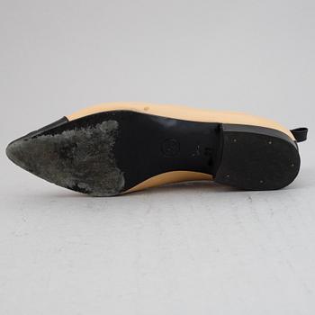 Chanel, a pair of leather shoes, size 36.