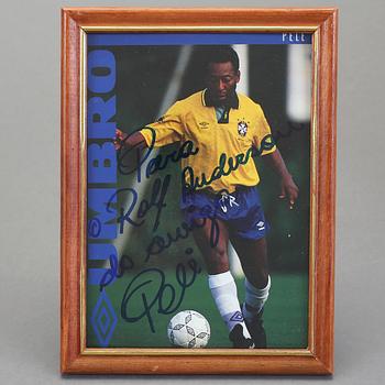 PELÉ, f. 1940, egenhändigt signerat foto.