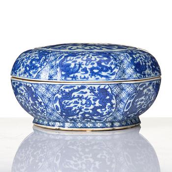 A blue and white 'five clawed dragon' box with cover, Ming dynasty, Wanli mark and of the period (1573-1619).