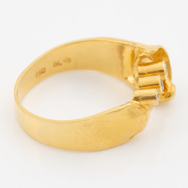 Ring in 18K gold set with three brilliant-cut diamonds.