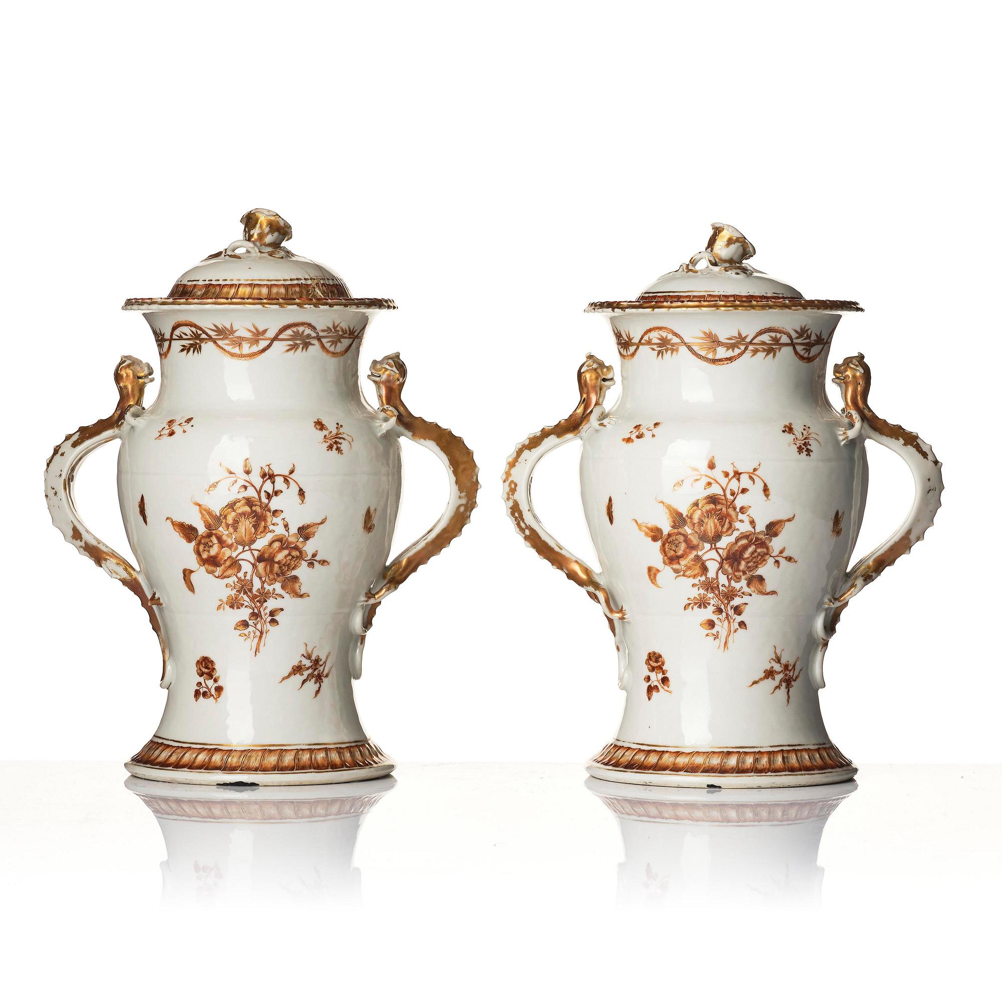 Vaser med lock, ett par, porslin. Qingdynastin, Jiaqing (1796-1820).