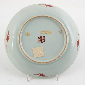 A Chinese polychrome porcelain dish, Qing dynasty, 19th century.