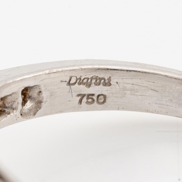 Ring 18K vitguld med en fasettslipad rubin och runda briljantslipade diamanter.