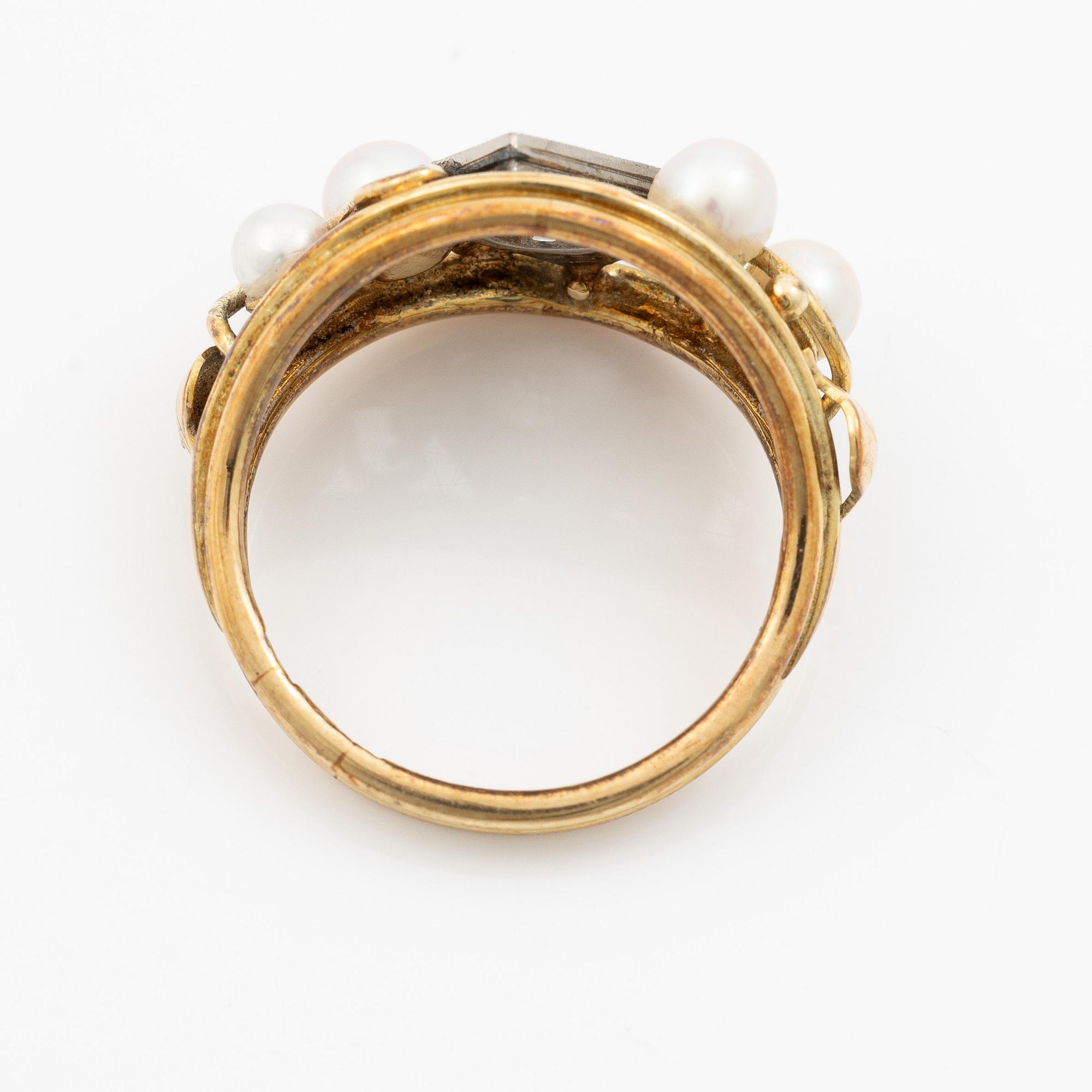 Ring 14K guld med gammalslipad diamant och pärlor.