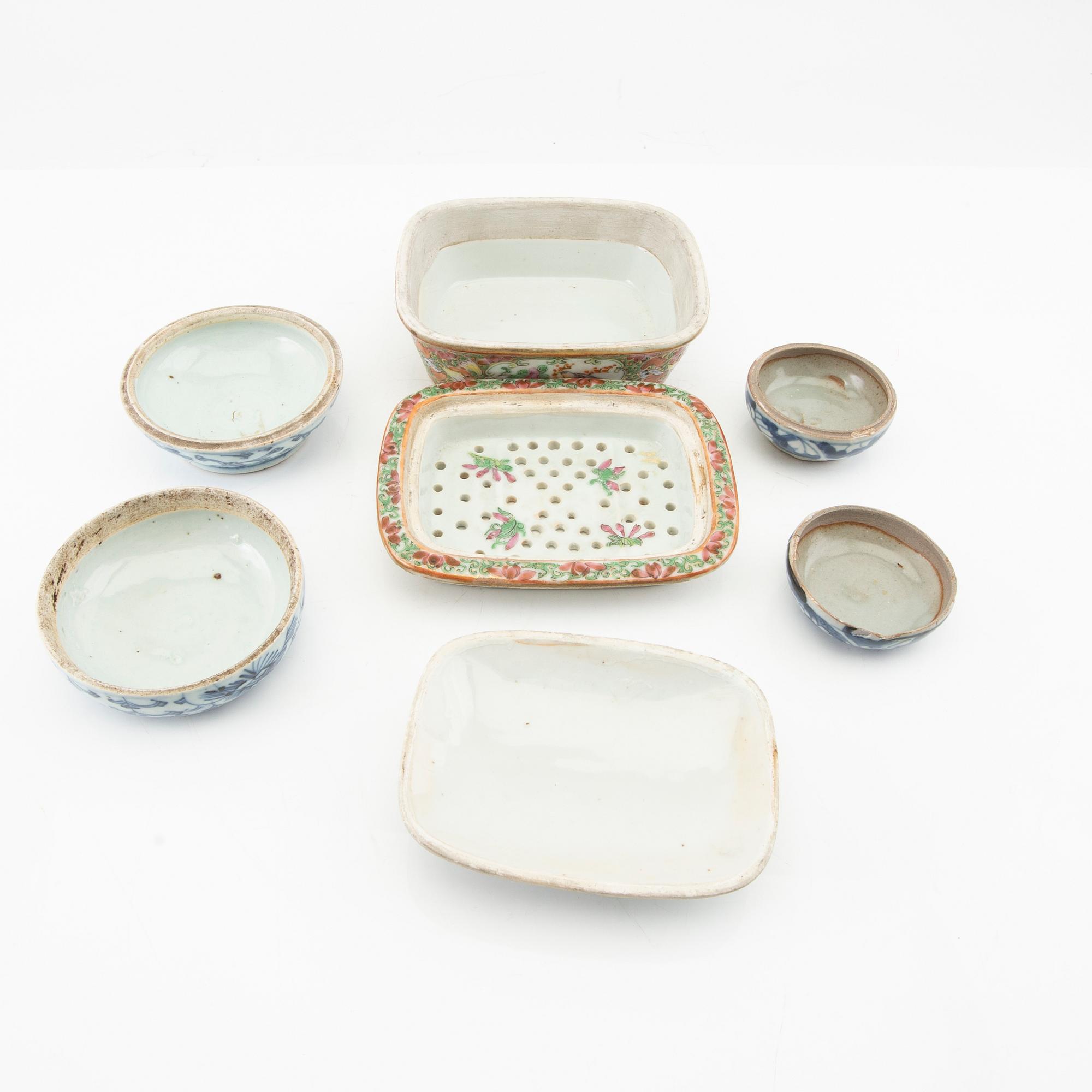 Askar, three pieces from the late Qing Dynasty, around 1900, porcelain.