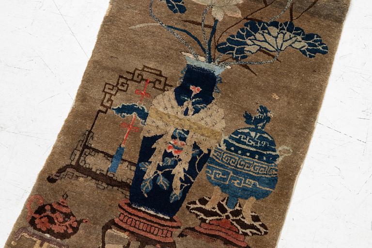 Matta, Kina, antik, ca 122 x 64 cm.