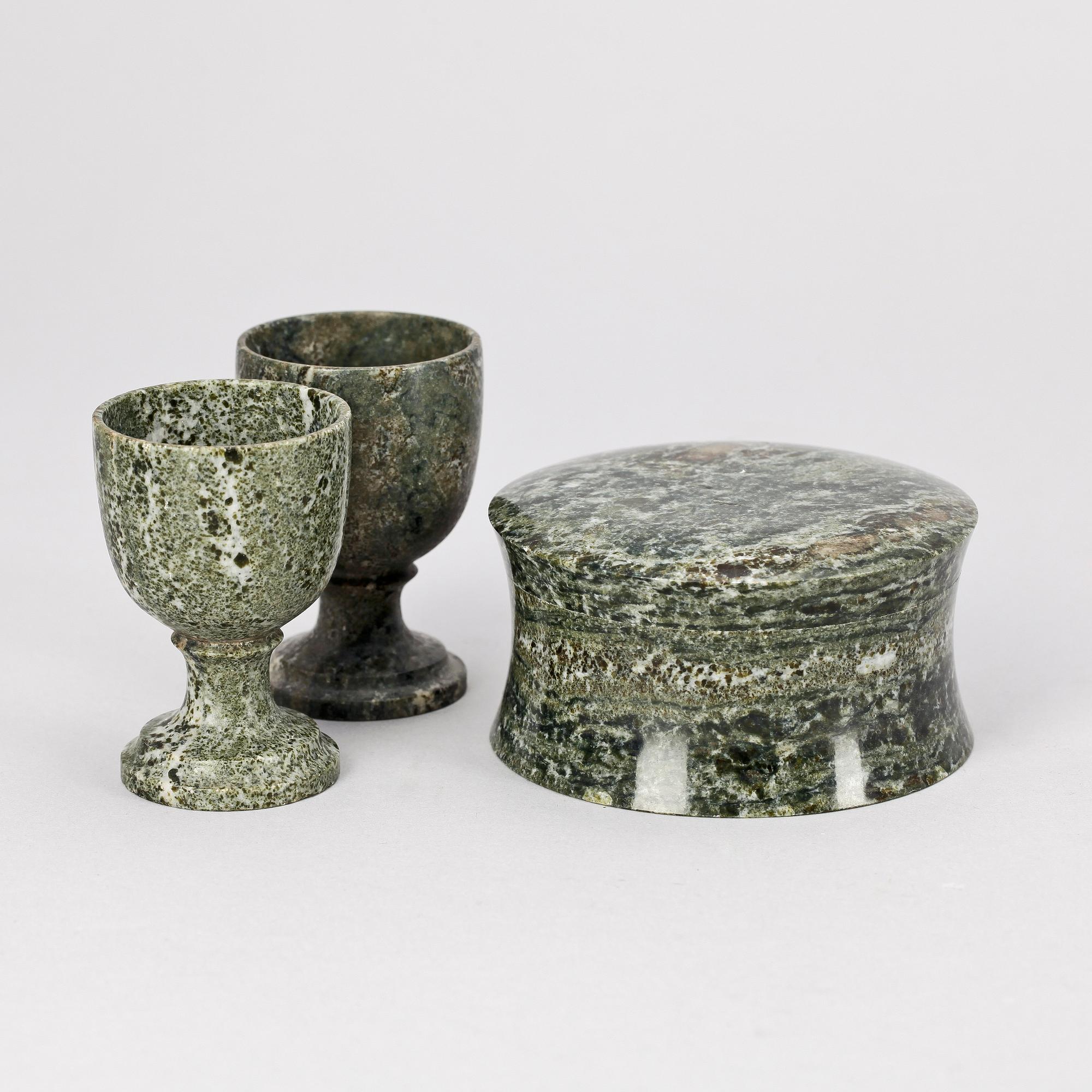 DOSA samt ÄGGKOPPAR, 2 st, kolmårdsmarmor, 1800/1900-tal.