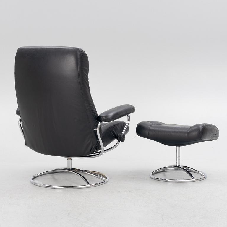 A "Stressless" lounge chair with ottoman, Ekornes Möbler, Norway, end of the 20th century.