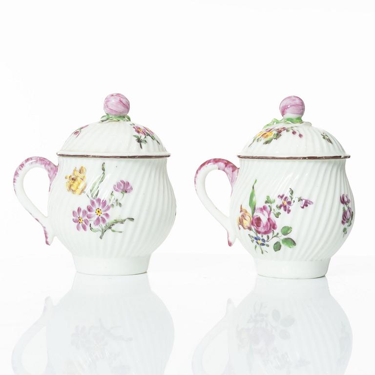 Cremekoppar med lock, ett par, rokoko, Mennecy-Villeroy, Frankrike, 1700-tal.