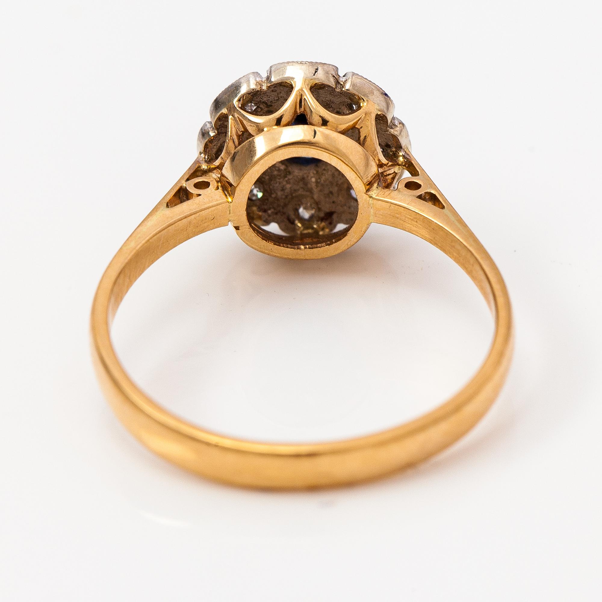 Ring, 14K guld, safir och diamanter ca 0.096 ct tot. Reino Mikael Valkeinen, Helsingfors 1984.