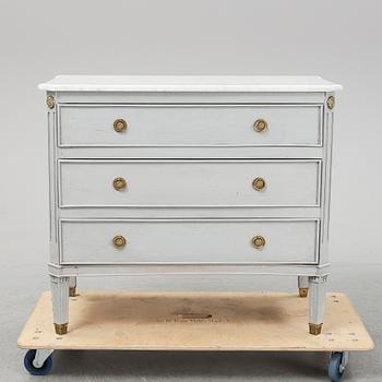 A painted Gustavian style chest of drawers, first half of the 20th Century.