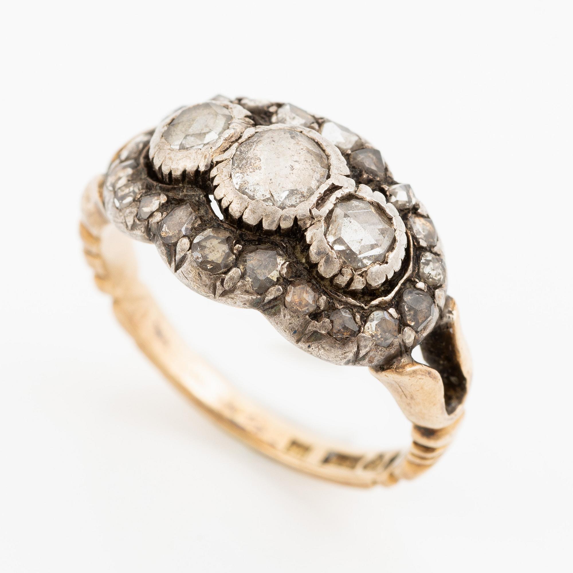 Ring 18K gold and silver with rose-cut diamonds.