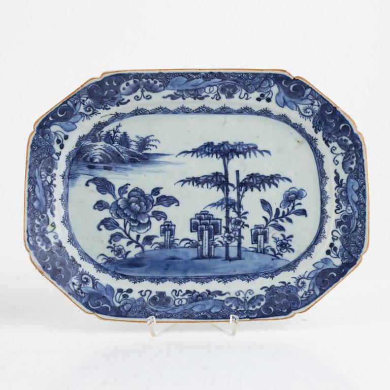 Two Chinese export procelain chargers and a dish, Qingdynasty, Qianlong /1736-95).