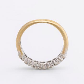 RING 18K gold and whitegold 7 brilliant-cut diamonds 0,68 ct in total inscribed.