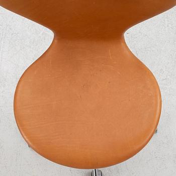 Arne Jacobsen, desk chair "The Seven", Fritz Hansen Denmark. 2005.