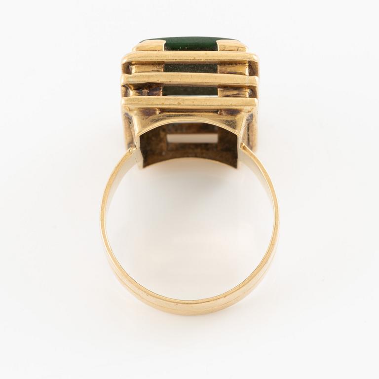 Ring, 18K gold with green stone.