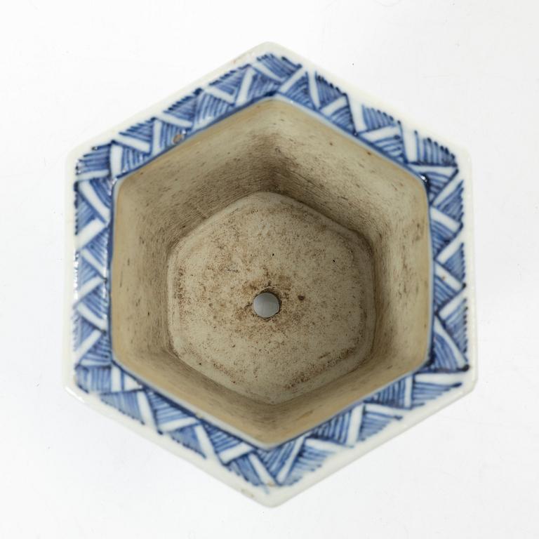 Skålar, tre stycken, samt litet blåvitt ytterfoder och lackask, porslin, Qingdynastin, 1800-tal.