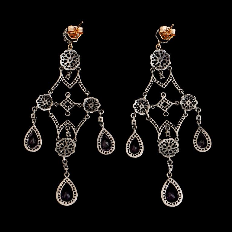 ÖRHÄNGEN, 1 par, 18 k guld och silver, ametister tot ca 4.60 ct och diamanter tot ca 2.10 ct.