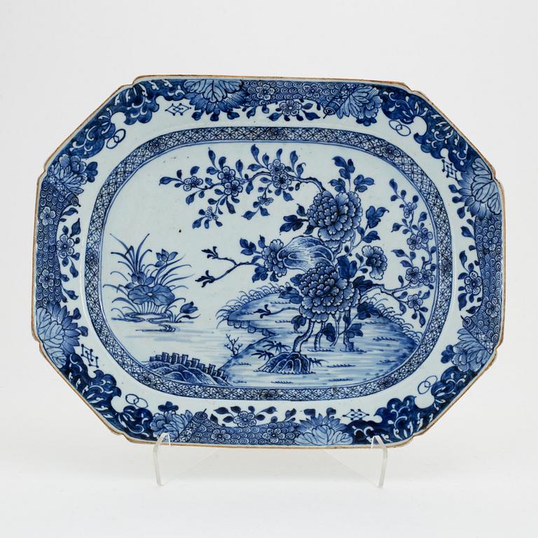 A blue and white serving dish, Qing dynasty, Qianlong (1736-95).