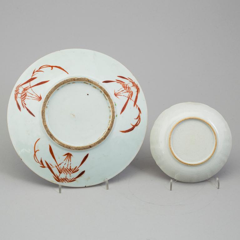 A CHINESE PORCELAIN BOWL AND FOUR PLATES, 18th/19th century.