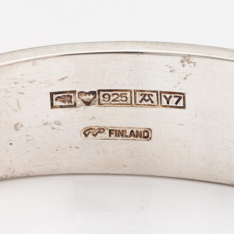 Pekka Piekäinen, Armband, sterlingsilver. Auran Kultaseppä, Åbo 1976.