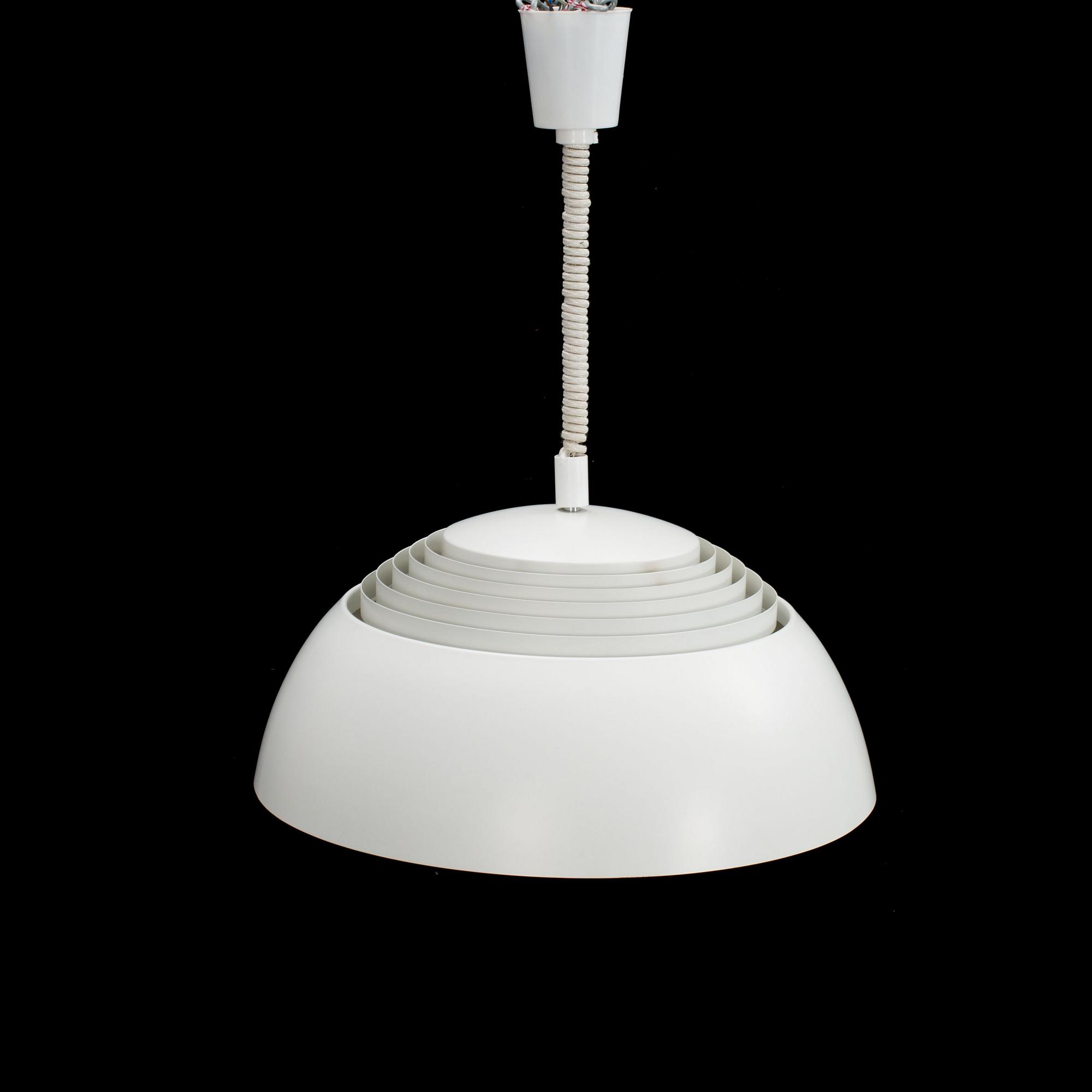TAKLAMPA, "AJ Pendeln", Arne Jacobsen, Louis Poulsen, Danmark, 1900-talets andra hälft.