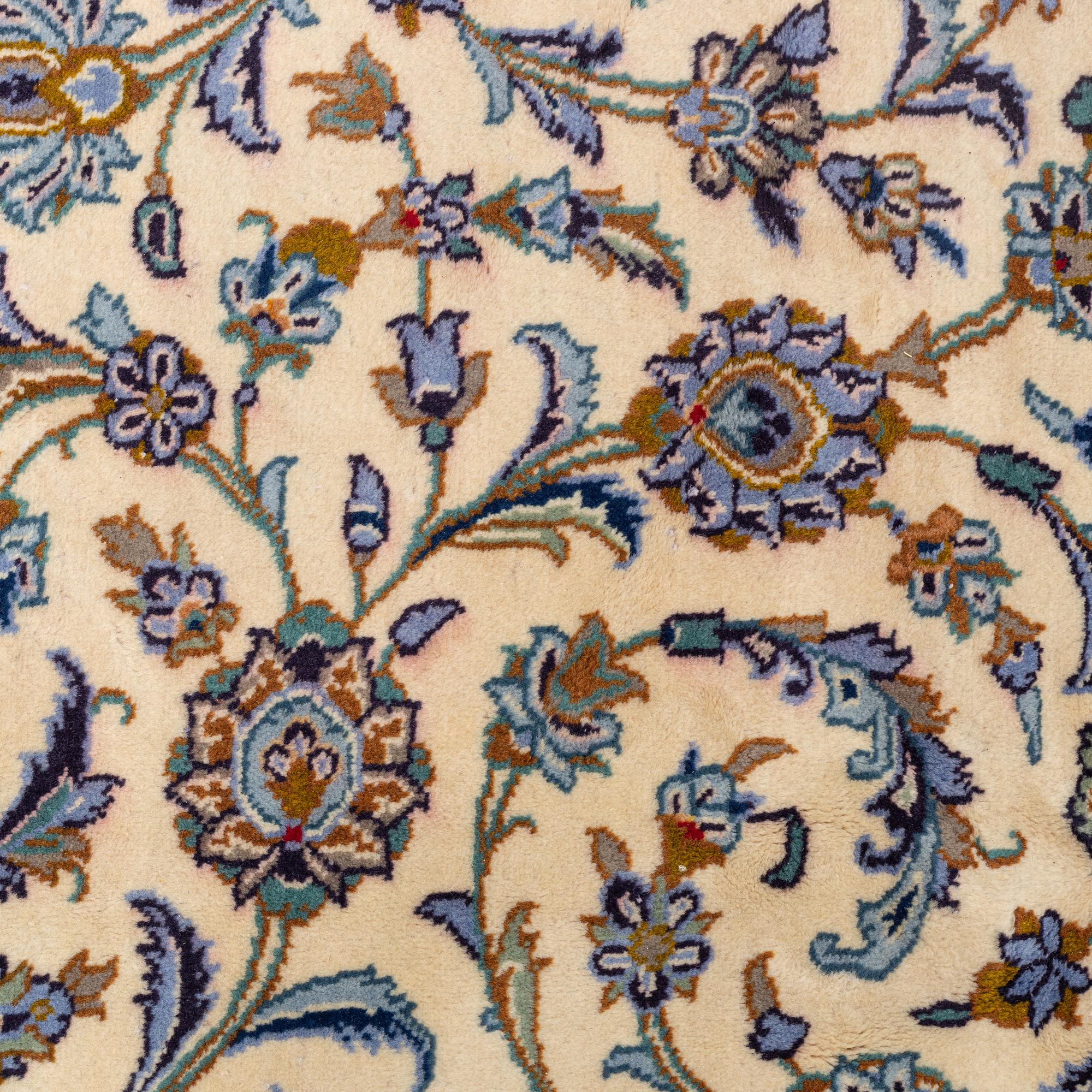 A so called Royal Kashan carpet, ca 423 x 297 cm.