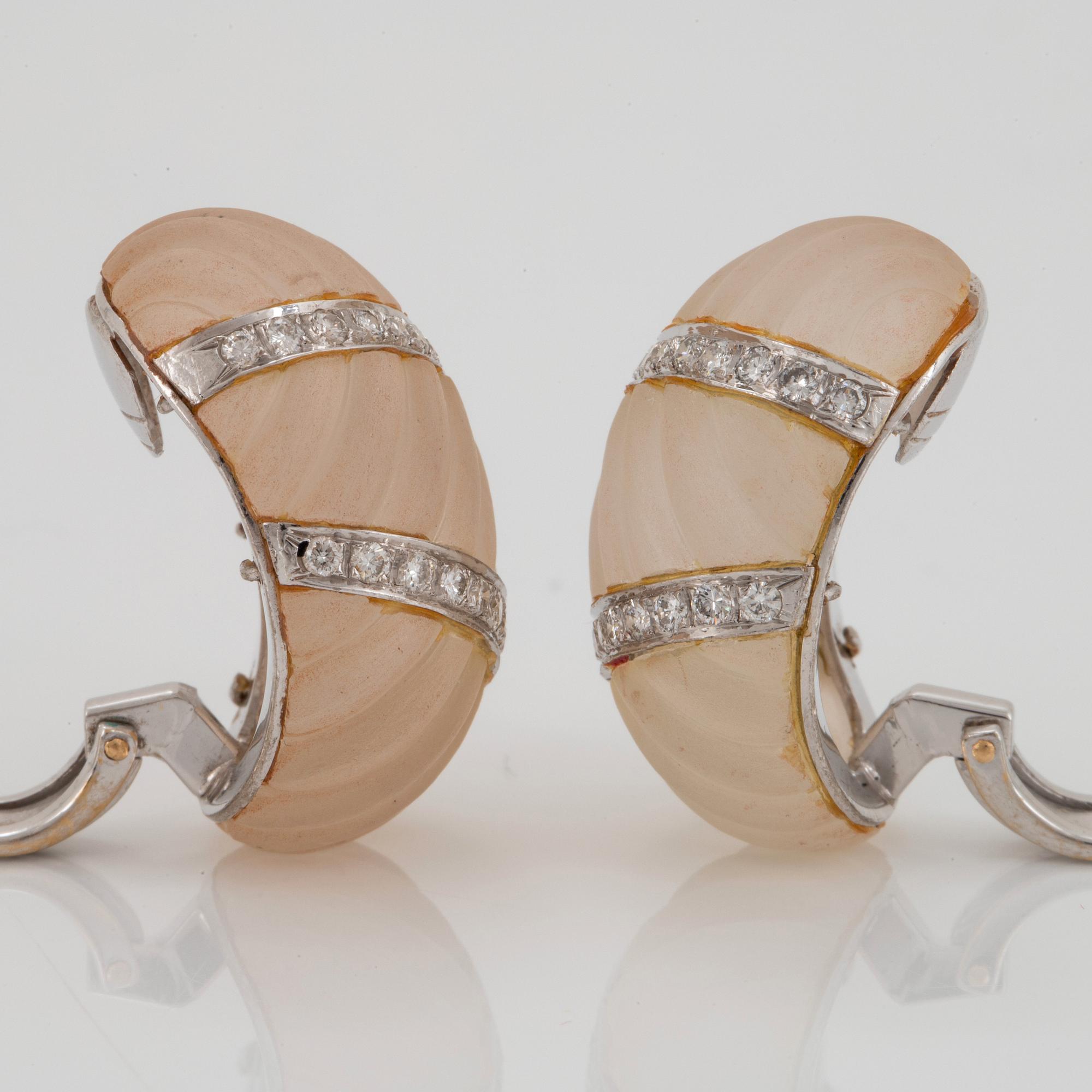 Ett par örhängen 18K vitguld med kvarts och runda briljantslipade diamanter.