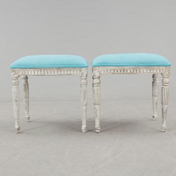 TABURETTER, ett par, gustaviansk stil, omkring 1900-tal.