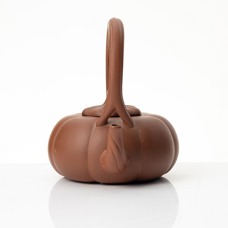 Zhang Honghua, A red yixing teapot, 1980s.