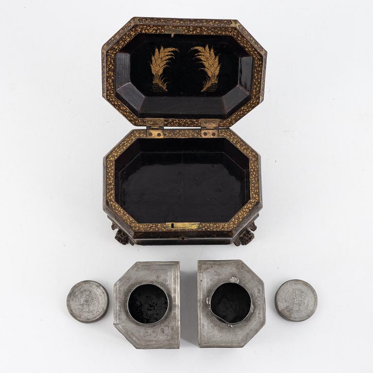 Teskrin, lackerat med insatser av tenn. Qingdynastin, 1800-tal.