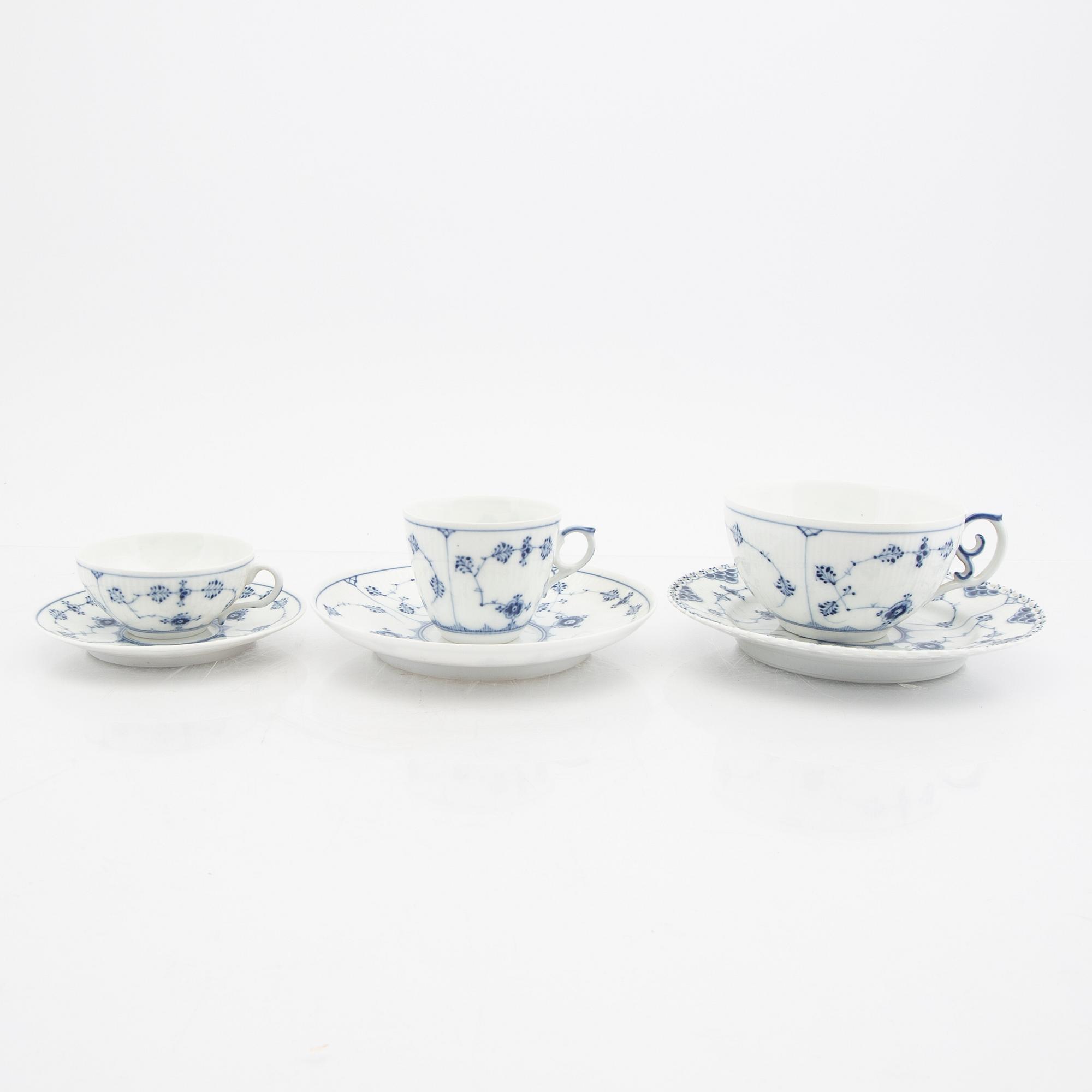 Service 52 dlr "Musselmalet" riflet, half and full lace Royal Copenhagen Denmark porcelain.