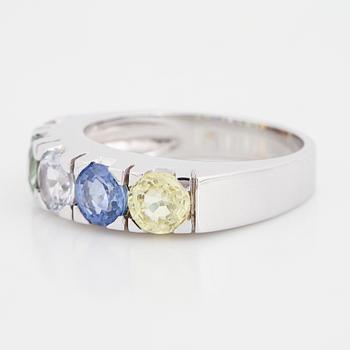 A 14K gold ring set with faceted sapphires ca. 3.18 ct in total.