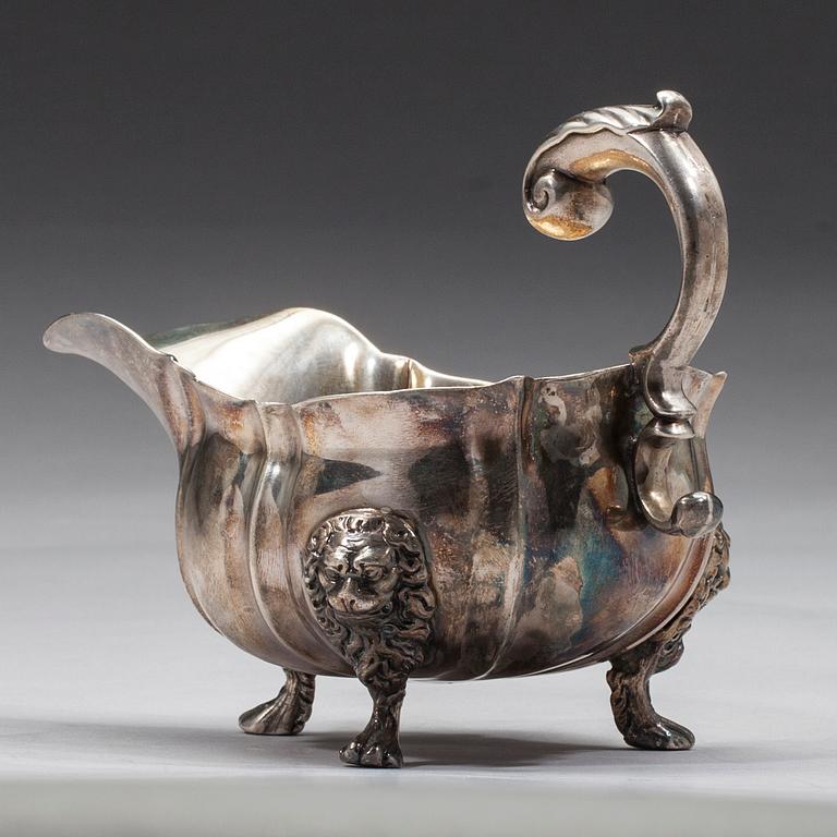 MJÖLKKANNA, silver, England, London 1740. Vikt 346 g.