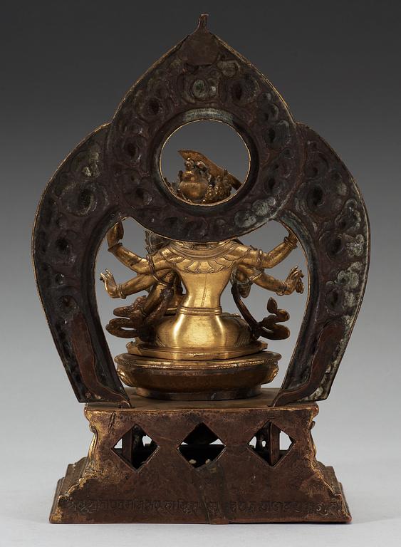 BUDDHA, brons. Nepal/Sinotibetansk, Qing dynastin, troligen Qianlong (1736-95). Bär inskription.