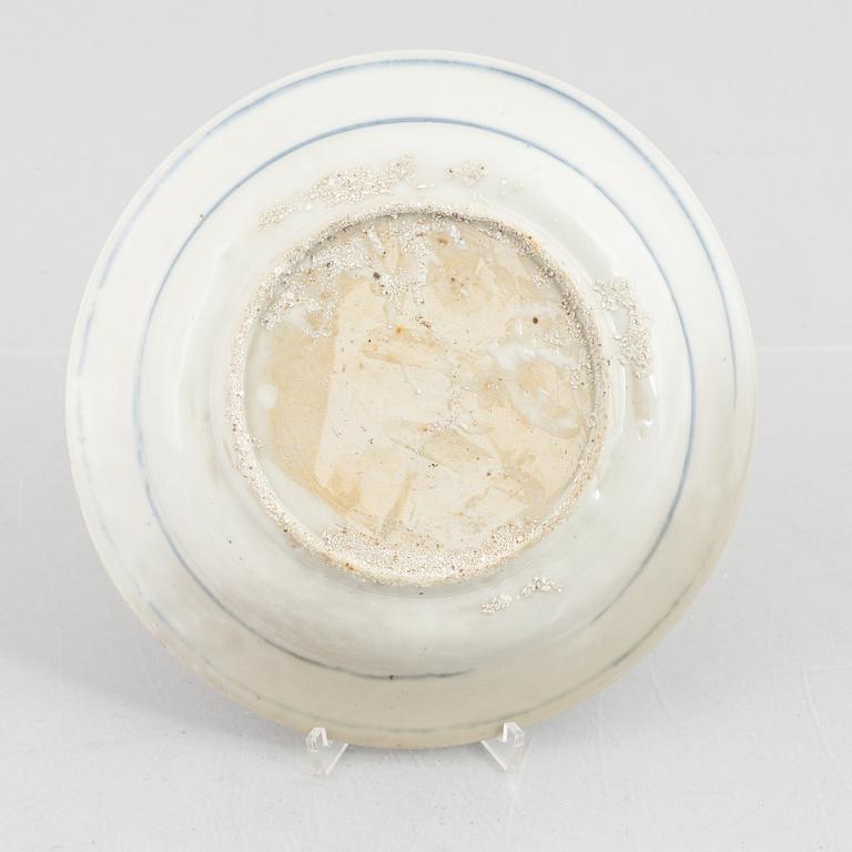 A blue and white Swatow dish  and two blue and white urna, China, Ming dynasty (1368-1644).