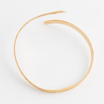 An 18K gold bracelet.