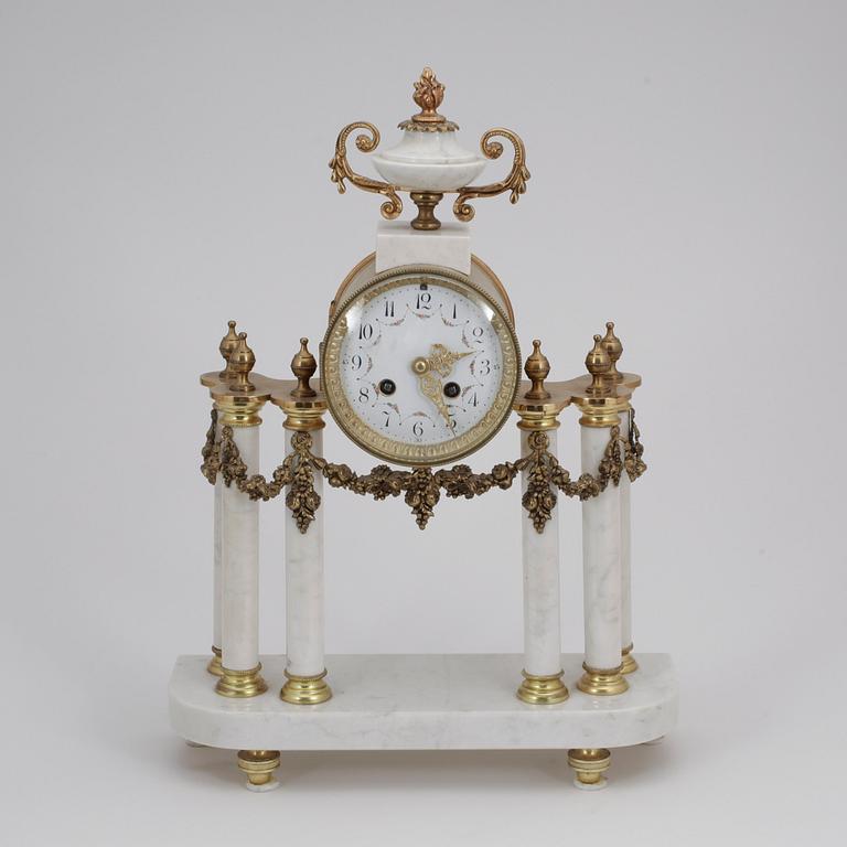 BORDSPENDYL, Louis XVI-stil, 1900-talets första hälft.