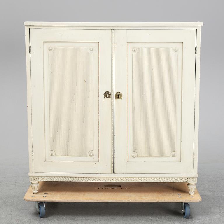 A painted Gustavian sideboard, early 19th Century.