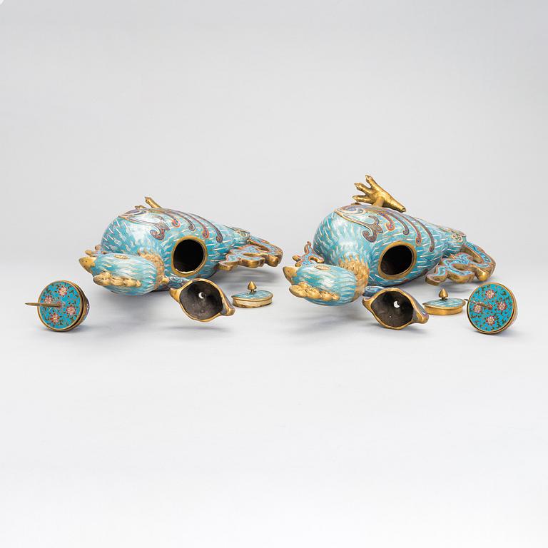 Ljushållare/rökesekar, ett par, cloisonné. Kina, Qingdynastin.