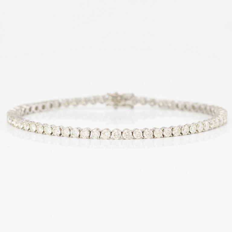 Tennis bracelet with brilliant-cut diamonds.