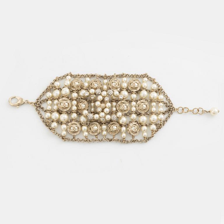 Chanel, A pearl and strass CC bracelet, 2020.