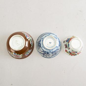 A set of three Chinese Kangxi/Kangxi-style and Qianlong cups, a saucers and a vase 18th/19th century porcelain.
