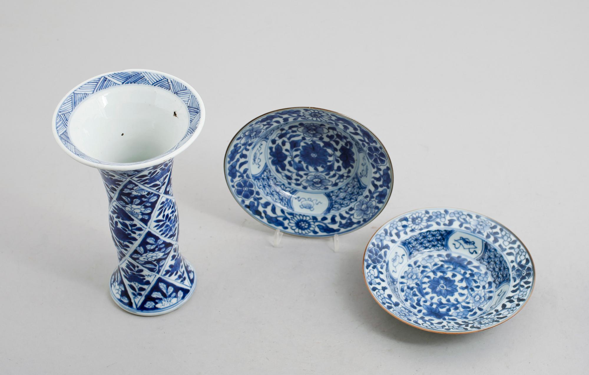 TALLRIKAR OCH VAS, 3 delar, porslin, Kina, 1700-/1800-tal.