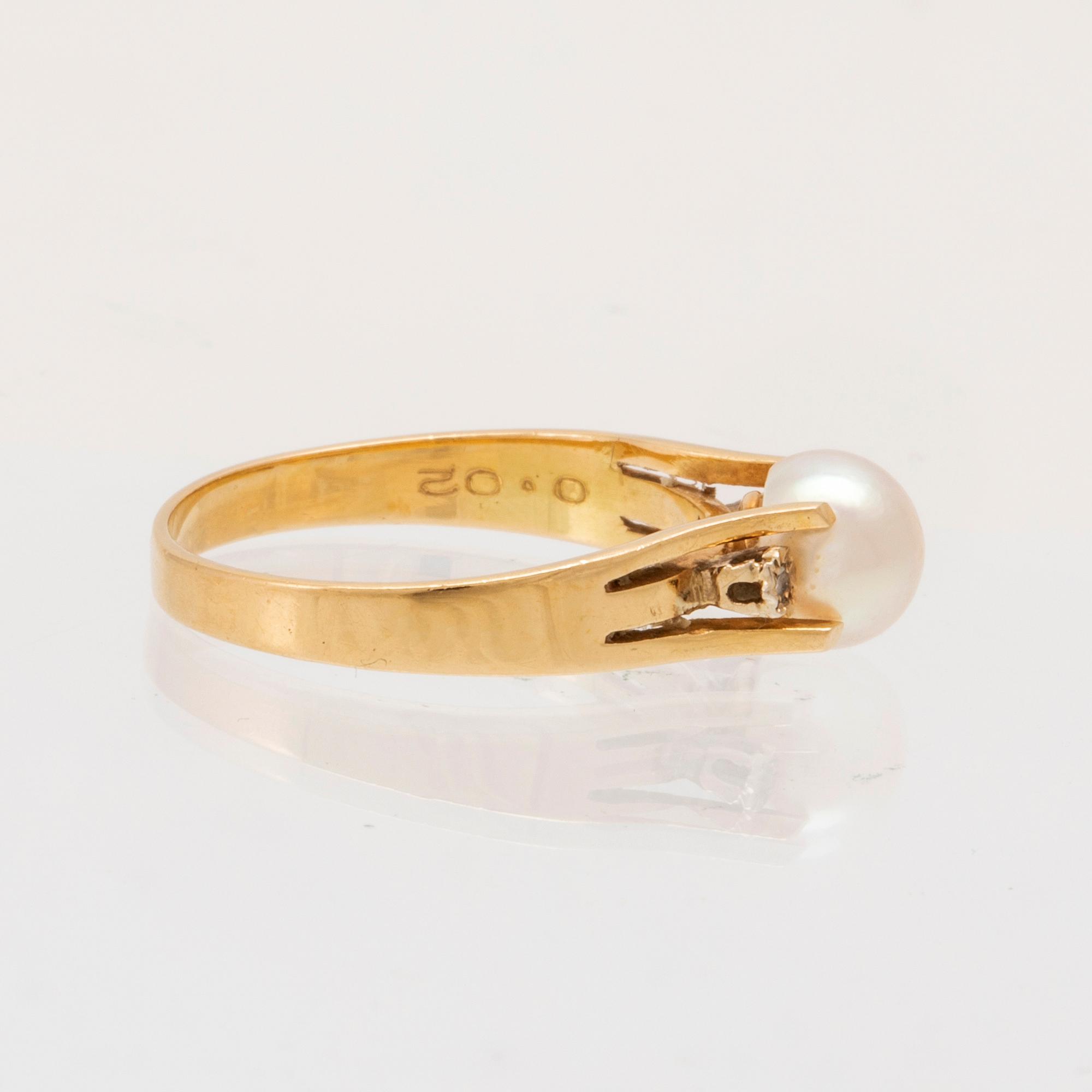 Ring 18K gold with a cultured pearl and round single-cut diamonds.