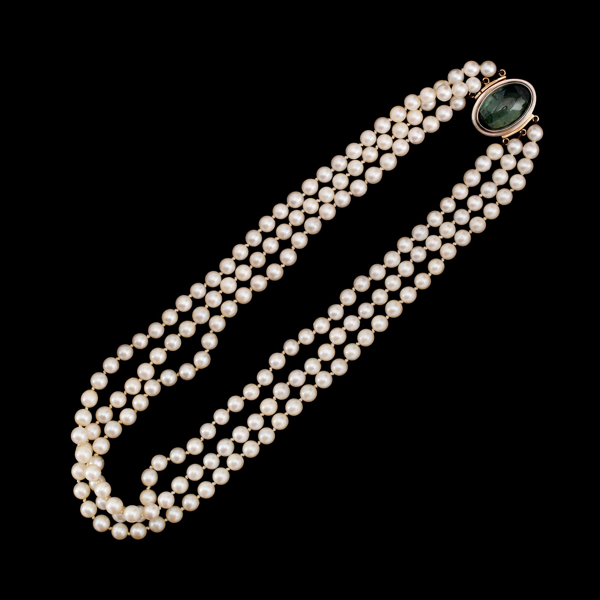 PÄRLCOLLIER, 3-radigt med lås av 18 k guld, svenska stämplar 1965.