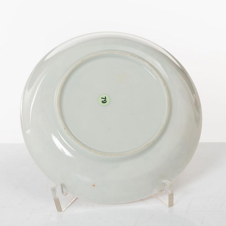 A Chinese export porcelain creamer with cover and two cups, Qing dynasty, 18th century.